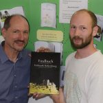Stephan Bammer und Florian Scheitler mit dem Findbuch vor einer Klassenarbeit über Hohenburg. 